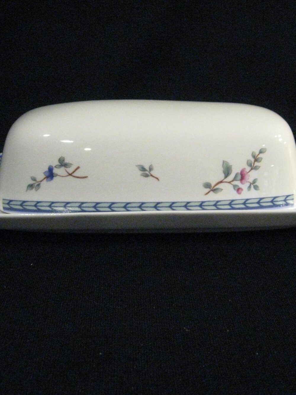 ONEIDA BLUE LATTICE QUARTER POUND COVERED BUTTER DISH